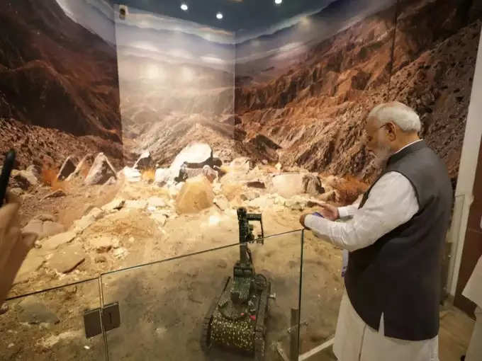 पीएम मोदी से म‍िला स्‍पेस रोबोट