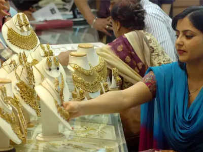 Gold Price: লক্ষ্মীবারে সোনা কেনার ব্যাপক সুযোগ! কলকাতায় কমল হলুদ ধাতুর দাম