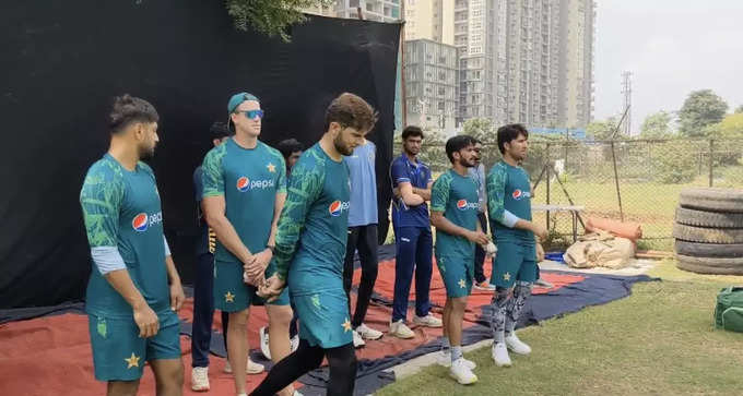 मैदान पर उतरे पाकिस्तानी खिलाड़ी