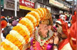Tambdi Jogeshwari Ganpati: पारंपरिक नृत्‍य, ढोल-नगाड़ों की गूंज और उल्‍लास... पुणे में गणपति जुलूस की तस्‍वीर देखिए