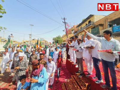 Jaisalmer News : ईद के मौके पर सरहदी जिले में दिखी गंगा जमुनी तहजीब, हिंदुओं ने की मुस्लिमों पर पुष्प वर्षा