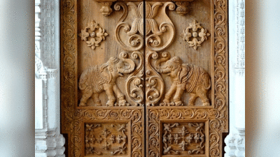 अयोध्‍या: राम मंदिर में लगने लगे नक्काशीदार दरवाजे, फर्स्‍ट फ्लोर पर 14 फुट ऊंचे पिलर खड़े