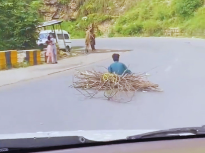 पाकिस्तानियों का जुगाड़!