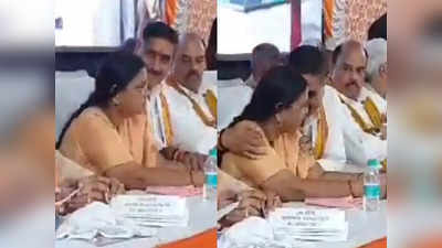 पहले हाथ दबाया, विरोध किया तो कंधा दबाकर हंसने लगे... BJP MP सतीश गौतम MLA मुक्ता राजा का वीडियो हुआ वायरल