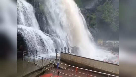 குற்றாலம் அருவிகளில் வெள்ளம்! சுற்றுலா பயணிகள் குளிக்க மீண்டும் தடை!