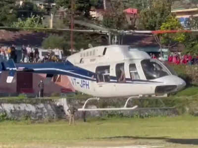 सीएम पुष्कर धामी की सुरक्षा में लगी सेंध, हेलीकॉप्टर के पास पहुंचे हुजूम को पुलिस भी नहीं रोक पाई