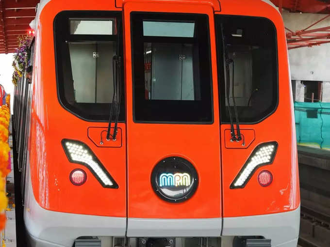 भगवा रंग की है मेट्रो ट्रेन