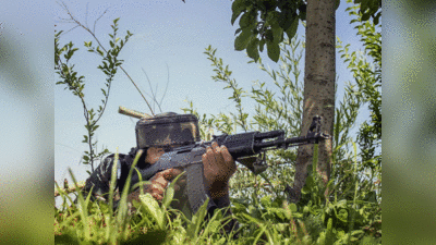 कश्मीर के कुलगाम में सुरक्षाबलों ने आतंकियों को घेरा, ताबड़तोड़ फायरिंग जारी