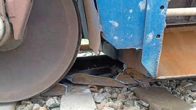 यूपी न्यूज: सोनभद्र में दुद्धी रेलवे स्टेशन से पहले मालगाड़ी हुई डिरेल, रूट जाम होने से युद्ध स्तर पर चल रहा काम