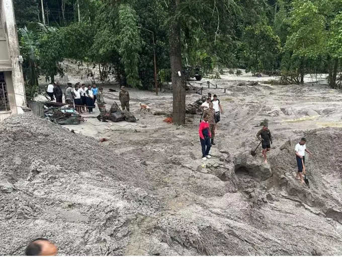 ​सिक्किम बाढ़ से 14 लोगों की मौत, 102 लापता​