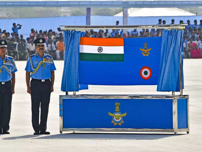 ​वायुसेना के नए झंडे प्रतीक के साथ IAF चीफ 