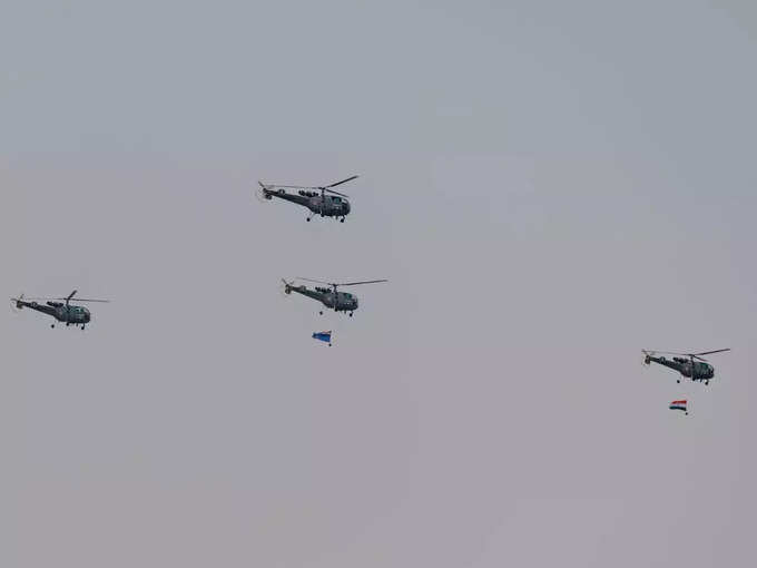 ​ भारतीय तिरंगे और वायुसेना के नए साथ हेलिकॉप्टरों का प्रदर्शन 
