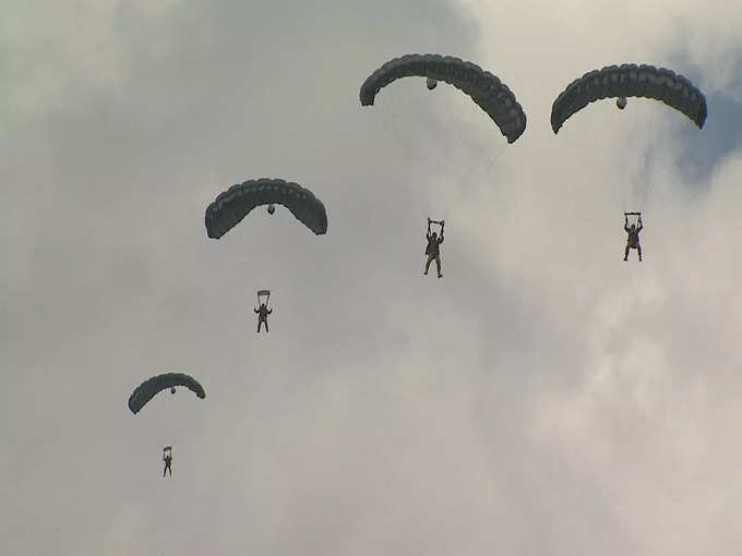 parachute hamas