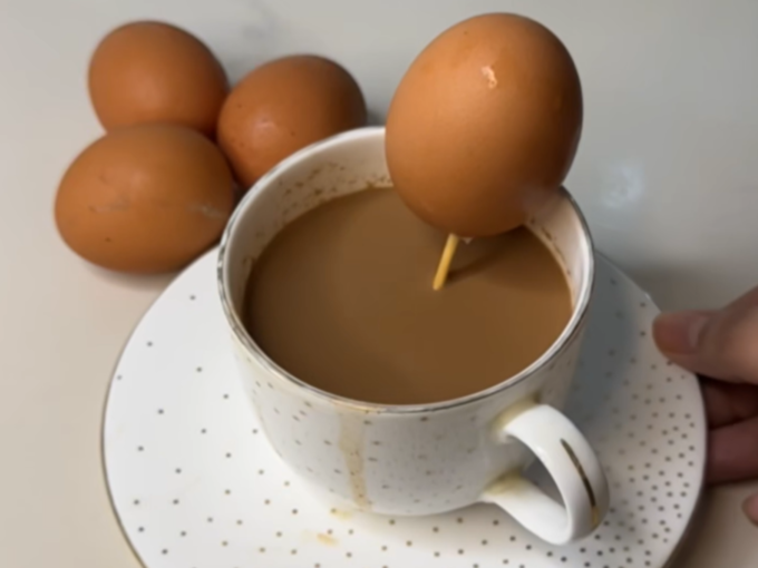 कैसे बनाते हैं अंडा चाय?