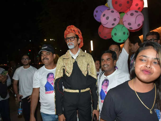 Amitabh Bachchan turns 81 fans came to meet and greet him