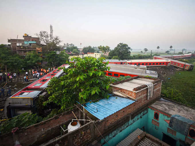 तुरंत ही हम देखने के लिए भागे कि हुआ क्या