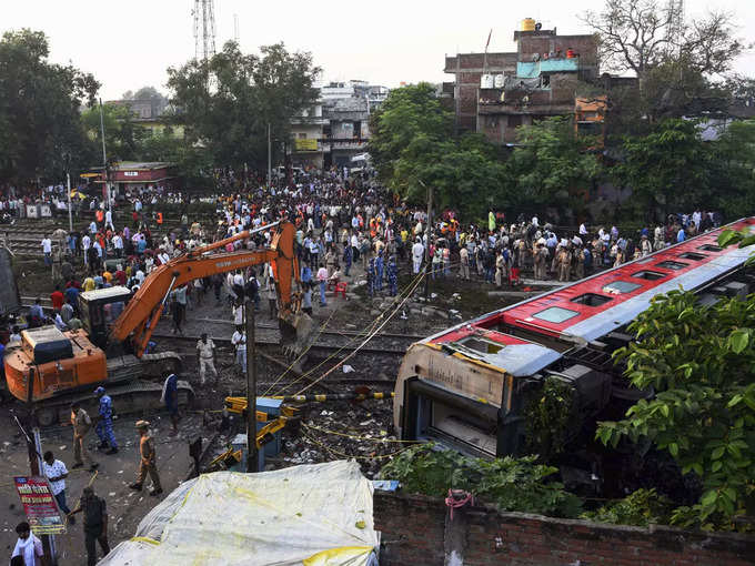 रेल यात्री ने कहा- हादसे के दौरान तेज रफ्तार में थी ट्रेन