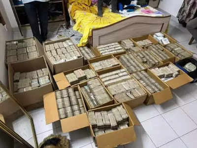 IT Raid In Bengaluru: सोफा, सोफ्याखाली २३ बॉक्स, बॉक्समध्ये पैसाच पैसा, पाहून आयटी अधिकारीही हैराण