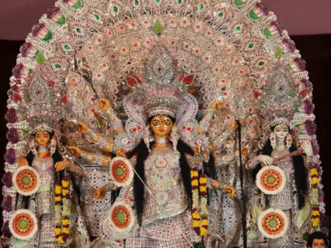 नवरात्रि के आठवें दिन का रंग-सफेद और बैंगनी