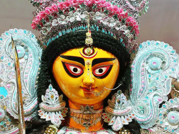 नवरात्रि के पांचवें दिन का रंग-पीला या सुनहरा