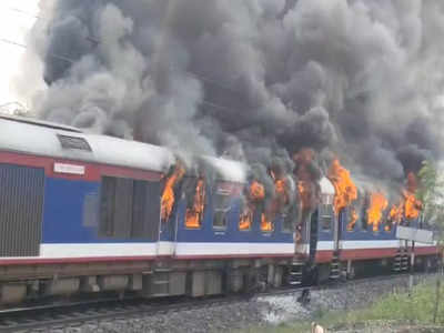 Ahmednagar Ashti Train : अहमदनगर आष्टी रेल्वेला वाळूंज येथे भीषण आग, दोन डब्यांमधून आगीचे लोट, पाहा व्हिडिओ