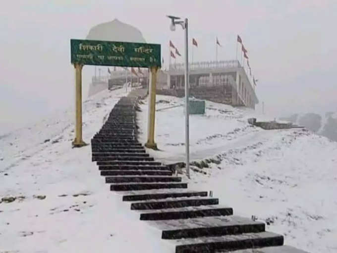 ​​मंडी में शिकारी देवी मंदिर का नजारा​