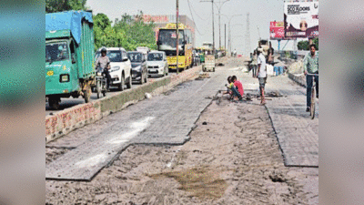 दिल्ली से बल्लभगढ़ जाने वाली रोड पर बैरीकेडिंग, 22 दिनों में सौ मीटर भी नहीं बन पाई फरीदाबाद की यह सड़क