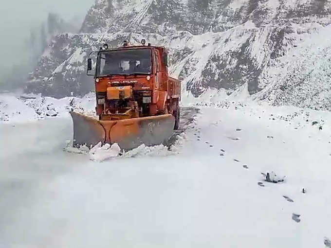 जम्मू-कश्मीर : बर्फबारी से श्रीनगर-लेह राजमार्ग बंद
