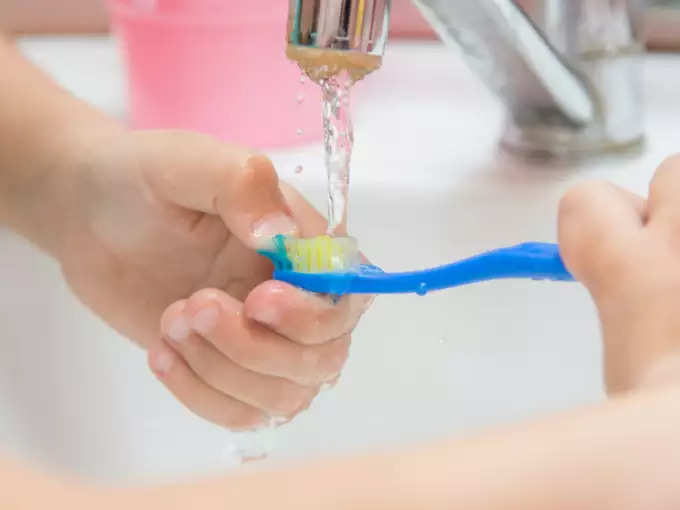 टूथब्रश नियमितपणे स्वच्छ करा आणि बदला