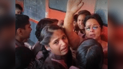 मथुरा: सस्‍पेंड होने के बाद सरकारी स्‍कूल से जाने लगी महिला टीचर, लिपटकर खूब रोए बच्‍चे, देखिए वीडियो