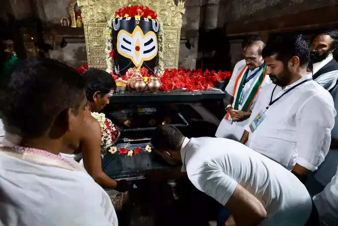 रामप्पा रुद्रेश्वर की सेवा में राहुल, प्रियंका