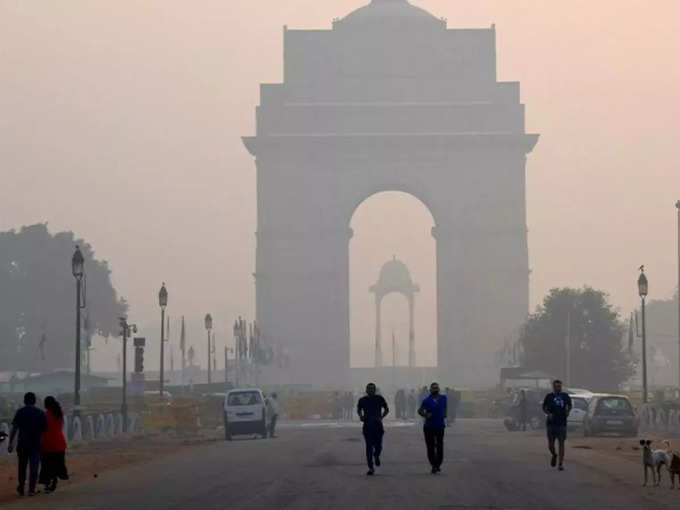 दिल्ली की सड़कों से उड़ती धूल से आबोहवा बिगड़ी