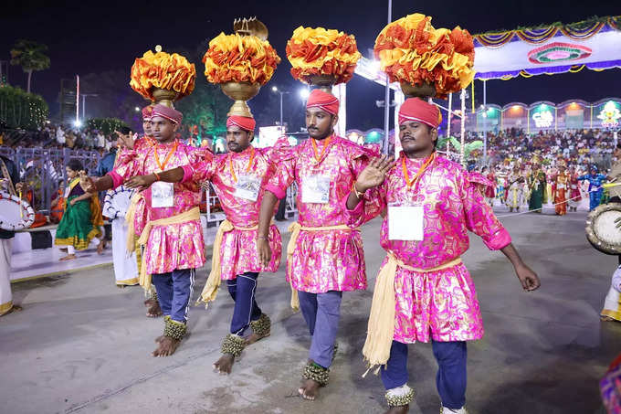 కన్నులపండుగగా శ్రీవారి గరుడ వాహనసేవ.. ఆకట్టుకున్న కళా ప్రదర్శనలు