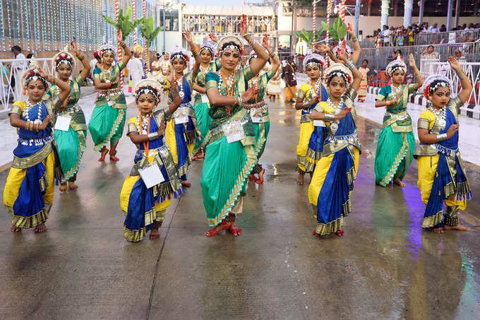 కన్నులపండుగగా శ్రీవారి గరుడ వాహనసేవ.. ఆకట్టుకున్న కళా ప్రదర్శనలు