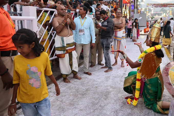 కన్నులపండుగగా శ్రీవారి గరుడ వాహనసేవ.. ఆకట్టుకున్న కళా ప్రదర్శనలు