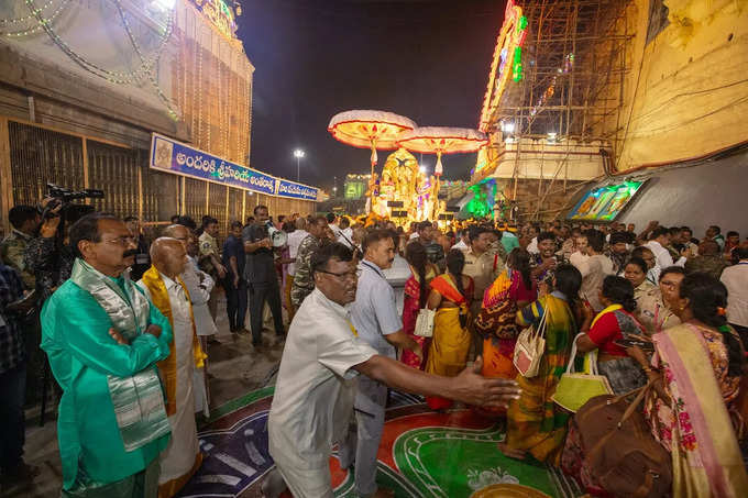 కన్నులపండుగగా శ్రీవారి గరుడ వాహనసేవ.. ఆకట్టుకున్న కళా ప్రదర్శనలు