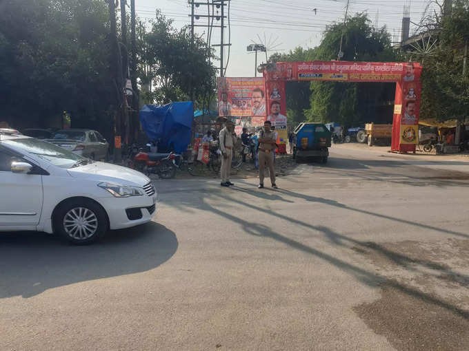 गाजियाबाद: प्रधानमंत्री नरेंद्र मोदी के कार्यक्रम को देखते हुए वसुंधरा जनसभा स्थल के पास सुरक्षा सख्त, चप्पे चप्पे पर पुलिस तैनात।