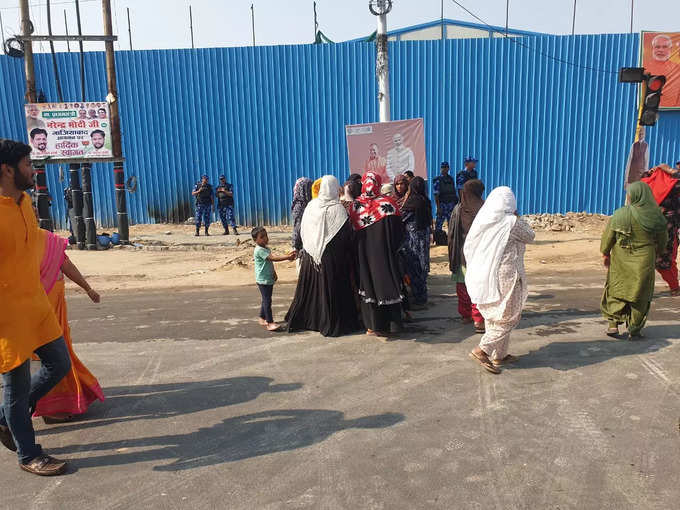 गाजियाबाद के वसुंधरा जनसभा स्थल पर मुस्लिम महिलाएं भी पहुंची। रैपिड एक्‍स के शुभारंभ के बाद पीएम नरेंद्र मोदी यहां रैली करेंगे।