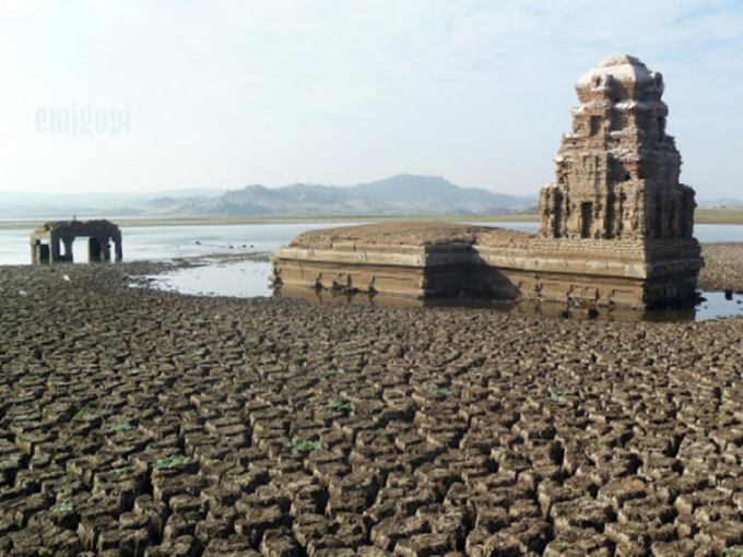 வெளியே தெரியும் கோபுரங்கள் 