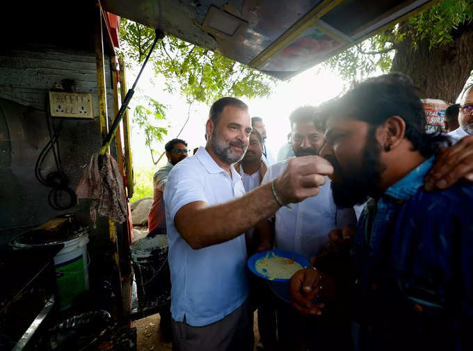 సామాన్యులతో సామాన్యుడిగా.. సరదాగా కాసేపు, రాహుల్ సింప్లిసిటీ