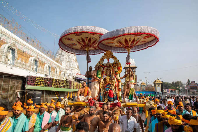 తిరుమల శ్రీవారి నవరాత్రి బ్రహ్మోత్సవాలు.. హనుమంత వాహనంపై శ్రీ మలయప్ప