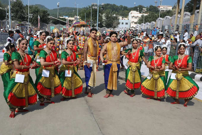 తిరుమల శ్రీవారి నవరాత్రి బ్రహ్మోత్సవాలు.. హనుమంత వాహనంపై శ్రీ మలయప్ప