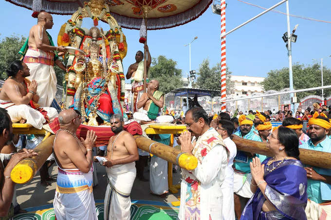 తిరుమల శ్రీవారి నవరాత్రి బ్రహ్మోత్సవాలు.. హనుమంత వాహనంపై శ్రీ మలయప్ప