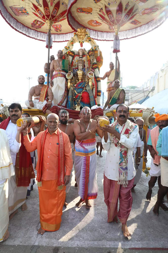 తిరుమల శ్రీవారి నవరాత్రి బ్రహ్మోత్సవాలు.. హనుమంత వాహనంపై శ్రీ మలయప్ప