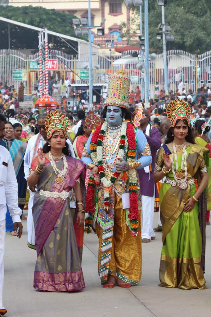 తిరుమల శ్రీవారి నవరాత్రి బ్రహ్మోత్సవాలు.. సూర్యప్రభ వాహనంపై మలయప్ప స్వామి