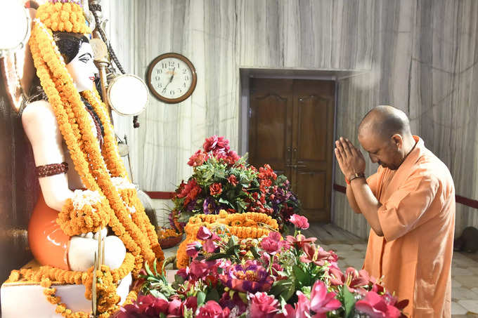 मुख्यमंत्री योगी गोरखनाथ मंदिर पहुंचे। बाबा गोरखनाथ नाथ के दर्शन किए। आज से आगामी 3 दिनों तक गोरखपुर में रहेंगे। मंदिर में होने वाले विभिन्न अनुष्ठानों में भाग लेंगे। दशहरा के दिन गोरखनाथ मंदिर से निकाली जाने वाली परंपरागत शोभायात्रा में भी शामिल होंगे।
