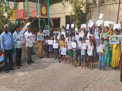 शाळा दत्तक योजनेला पालकांचा तीव्र विरोध, शासनाचे डोळे उघडण्यासाठी रविवारी भरवली शाळा