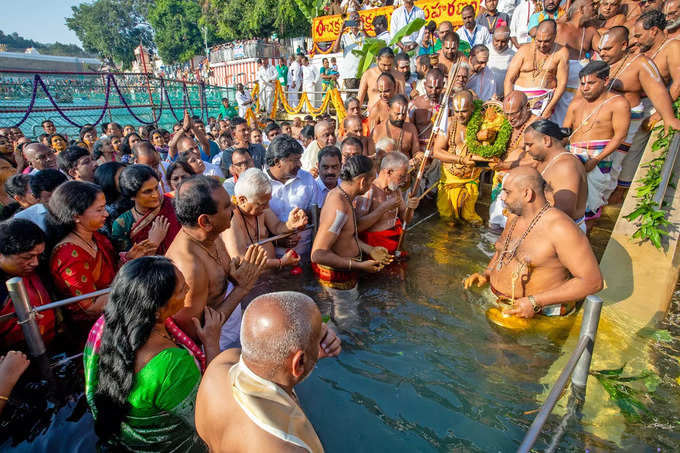 తిరుమల నవరాత్రి బ్రహ్మోత్సవాలు.. శ్రీవారికి వైభవంగా చక్రస్నానం