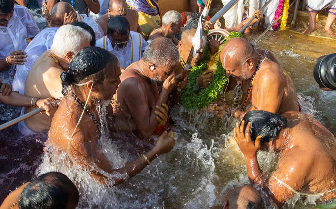 తిరుమల నవరాత్రి బ్రహ్మోత్సవాలు.. శ్రీవారికి వైభవంగా చక్రస్నానం