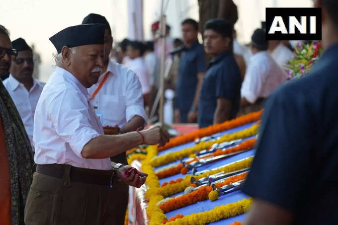 महाराष्ट्र: RSS प्रमुख मोहन भागवत ने विजयादशमी उत्सव के अवसर पर नागपुर में शस्त्र पूजा की।